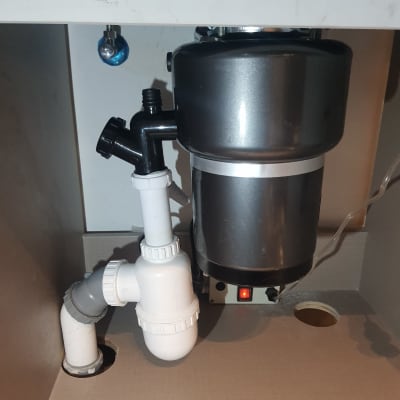 צנרת מתחת לכיור עם מחבר פלסטיק לבן