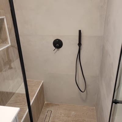 מקלחת עם רצפה מלוכלכת, ראש מקלחת שחור