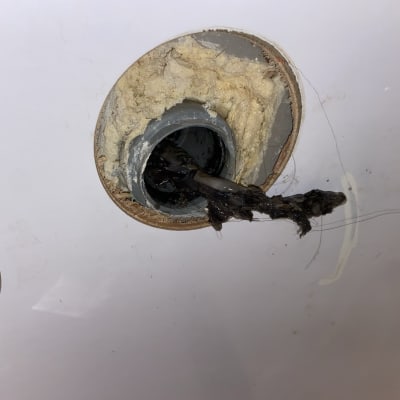 צינור ביוב עם סתימה ושיער