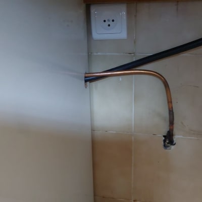 שקע חשמל על קיר עם צינור נחושת