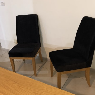 שני כיסאות מרופדים בבד כהה עם רגלי עץ