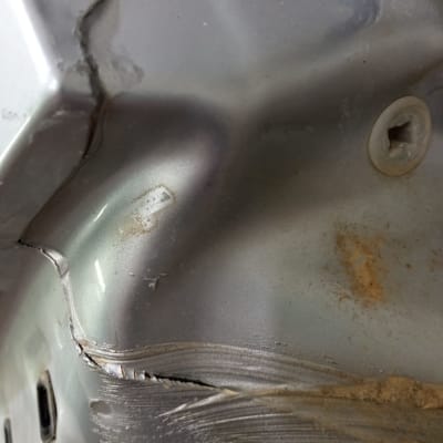 נזק למתכת עם שריטות וסדקים ברכב