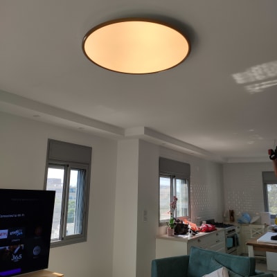 מנורה עגולה מוארת בתקרה לבנה