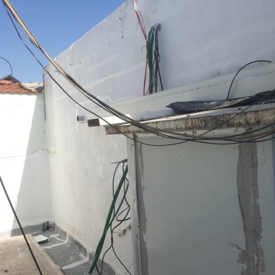 חוטים חשמליים תלויים על קיר עם איטום