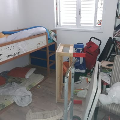 חדר מבולגן עם מיטת קומותיים, ספרים וצעצועים מפוזרים