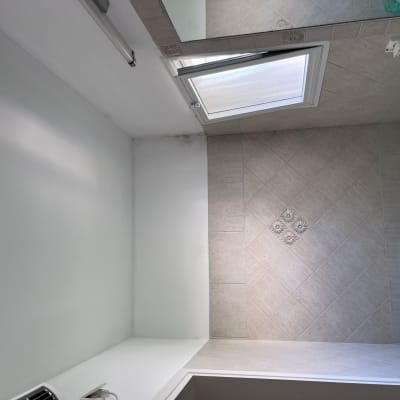 קיר צבוע בלבן עם חלון פתוח