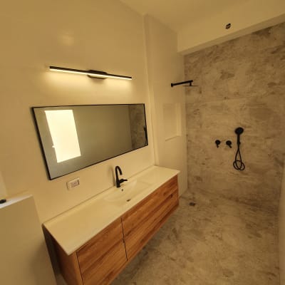 כיור עם ברז שחור במקלחת מודרנית