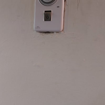 שעון טיימר חשמלי מותקן על קיר