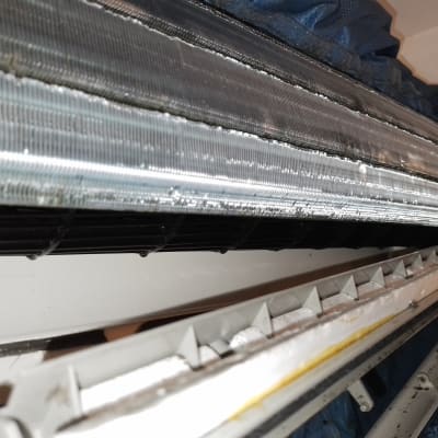 יחידת מיזוג אוויר פתוחה עם צינורות מתכת