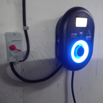 מטען חשמלי עם כבל מחובר לקיר