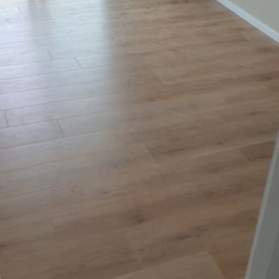 רצפת פרקט עץ בהירה בחדר ריק