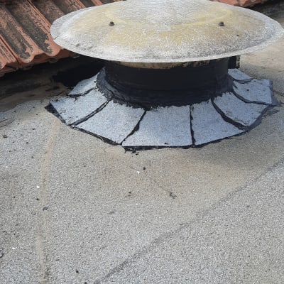 איטום סביב צינור על גג עם זפת ואבנים