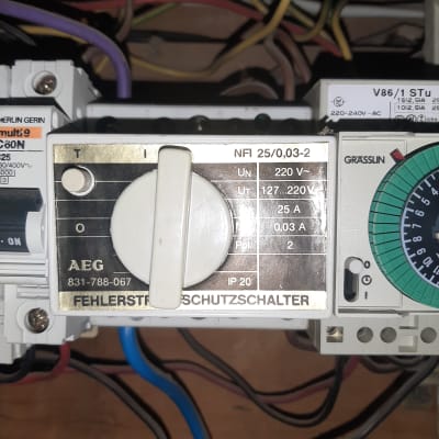 מפסק חשמלי עם כיתוב טכני ומתג לבן