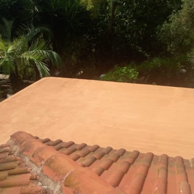 גג שטוח עם רעפים חומים בצד