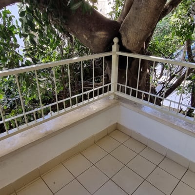 מעקה מתכת לבן עם עמודים ופאנלים