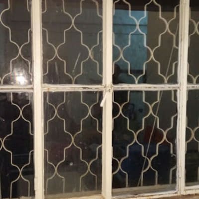 חלון זכוכית עם סורגים מתכתיים