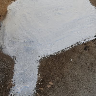 משטח אטום בצבע לבן על רצפה כהה