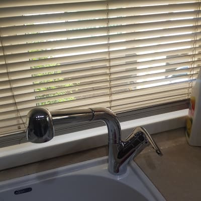 ברז מטבח כסוף מעל כיור לבן