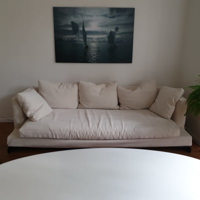 ספה עם כריות לבנות בחדר מגורים