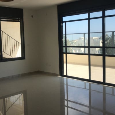 רצפה מבריקה ליד חלונות גדולים