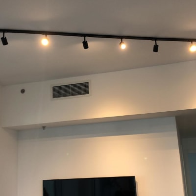 מסילת תאורה עם חמישה פנסים בתקרה