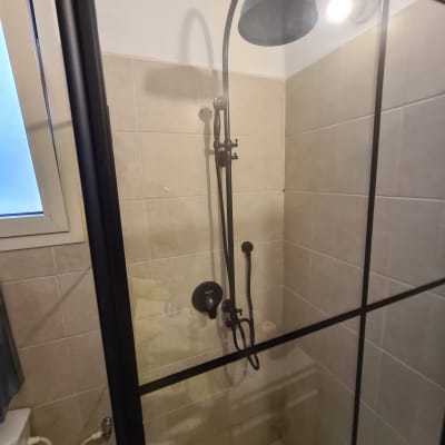 מקלחת עם ראש טוש ומערכת מים