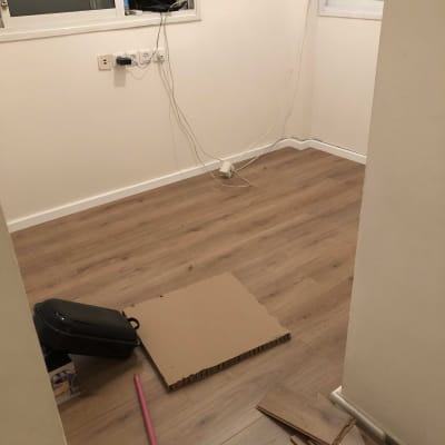 חדר עם רצפת פרקט, לוחות עץ וכלי עבודה