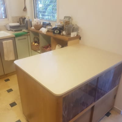 משטח שיש במטבח עם ארונות עץ