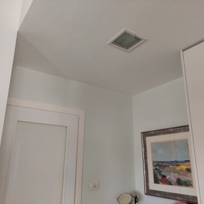 ציור נוף צבעוני במסגרת על הקיר