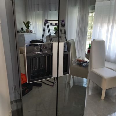 מקרר עם דלתות זכוכית ומתקן מים חיצוני