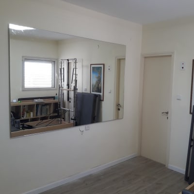 מראה גדולה תלויה על קיר בחדר