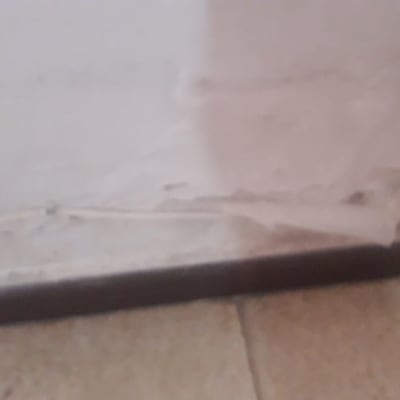 קיר עם צבע מתקלף וחוט חשמל