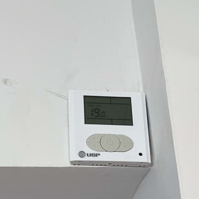 תרמוסטט דיגיטלי לקיר עם תצוגת טמפרטורה