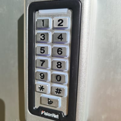 לוח מקשים מתכתי עם מספרים וכפתורים מיוחדים