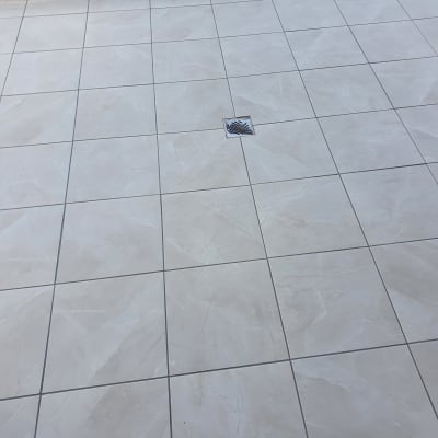 ריצוף חדש עם ניקוז במרכז המרפסת