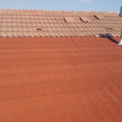 גג רעפים עם צינור מתכת וארובות