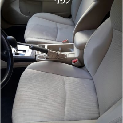 מושבי רכב עם כתמים לפני ניקוי