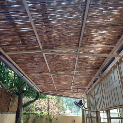 גג עץ עם קורות במרפסת חיצונית