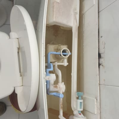 מיכל הדחה פתוח עם מנגנון פנימי חשוף