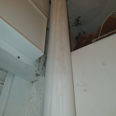 צינור מים עם סימני רטיבות על הקיר