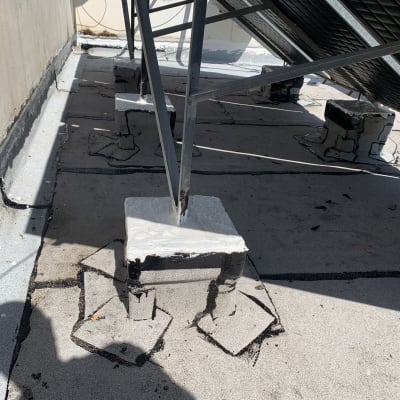 איטום גג עם חומר לבן סביב בסיסי מתכת