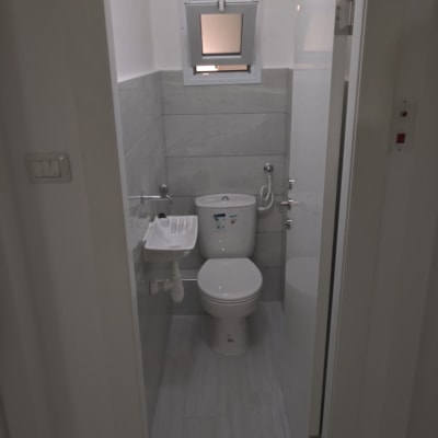 שירותים משופצים עם אסלה וכיור קטנים