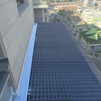 פרגולה מאלומיניום עם גג שקוף למחצה