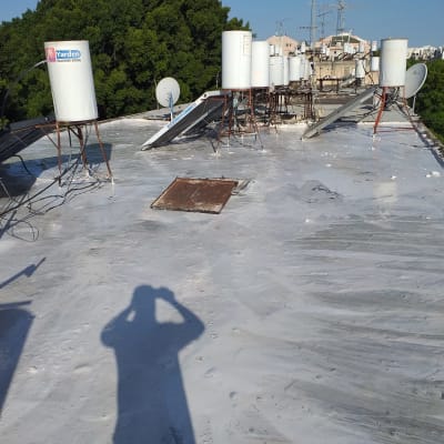 גג אטום בחומר לבן עם דודי שמש