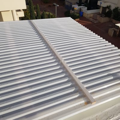 גג פלסטיק גלי עם קרש עץ במרכז