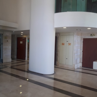 עמוד עגול לבן בלובי עם רצפת שיש