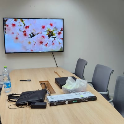 ארגז כלים ושלט על שולחן בחדר ישיבות