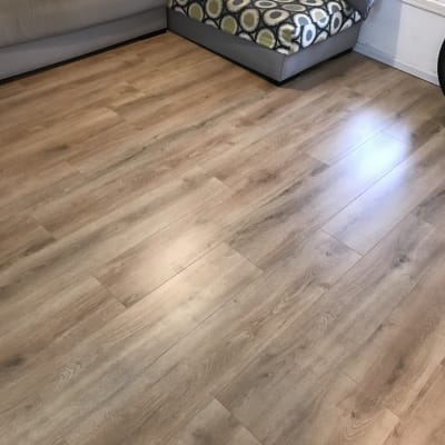 רצפת פרקט עץ בהירה בחדר מגורים