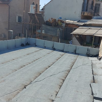 גג אטום ביריעות ביטומניות עם סדקים ותיקונים