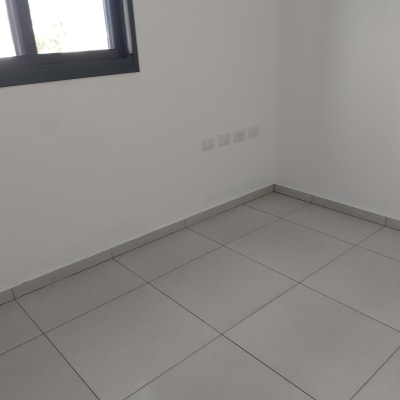 רצפה נקייה עם אריחים אפורים בחדר ריק